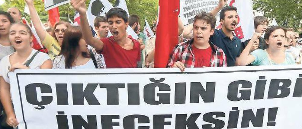 Sie bleiben laut: Weil die türkischen Medien zu unkritisch sind, spielt sich der Protest Erdoğan spielt sich auf der Straße ab. Hier demonstrieren Studenten in Ankara.