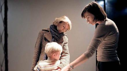 Hausbesuch. Katharina Bruckner (Corinna Harfouch, links) vermutet, dass Architektin Jaqueline Bremer (Christiane Paul) ihren Sohn Joe (Elon Baer) schlägt. Foto: BR
