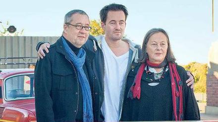 Family Business. Regisseur Christian Schwochow (Mitte) mit seinen Eltern bei den Dreharbeiten zur „Bornhomer Straße“. Heide und Rainer Schwochow haben das Drehbuch zum ARD-Film am kommenden Mittwoch um 20 Uhr 15 geschrieben.