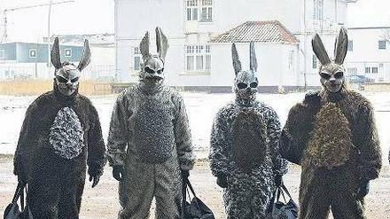 Bad Easter Bunnies. Die Aktivistengruppe überfällt eine Charity-Gala.