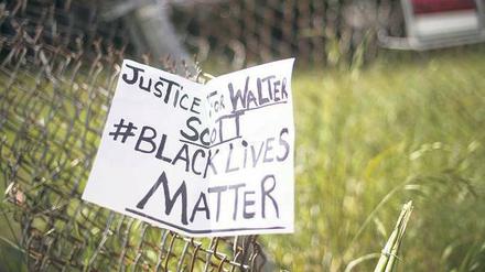 Trauer und Frustration. Auf Twitter macht die schwarze Community ihrer Bestürzung über den Tod von Walter Scott Luft. Der Hashtag #BlackLivesMatter wird auch in der analogen Welt wahrgenommen. Foto: AFP