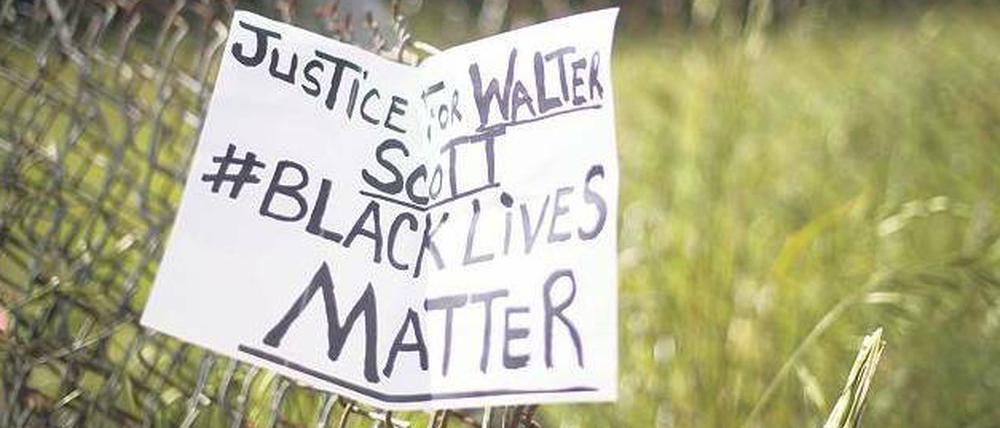 Trauer und Frustration. Auf Twitter macht die schwarze Community ihrer Bestürzung über den Tod von Walter Scott Luft. Der Hashtag #BlackLivesMatter wird auch in der analogen Welt wahrgenommen. Foto: AFP