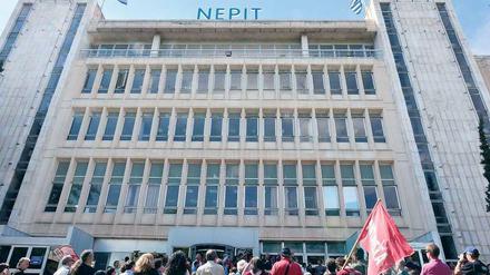 Nerit heißt der Nachfolgesender des ehemaligen Staatsfunks ERT. Künftig soll auf dem Hauptgebäude des Senders wieder der alte Name stehen.