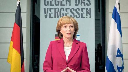 Ohne Raute geht es nicht. Kanzlerin Katharina Wendt (Iris Berben) hält eine Rede zu den deutsch-jüdischen Beziehungen. Sinniges Thema: „Gegen das Vergessen“.