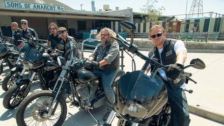 Waffen, Drogen, Prostitution – Jax Teller (Charlie Hunnam, rechts) und seine Biker-„Brüder“ von der Gang Sons of Anarchy sind Outlaws, keine Freiheitskämpfer. 