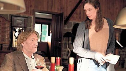 Im Beichtstuhl.  Holm (Matthias Habich) will bei Familie und Freunden reinen Tisch machen. Seine Tochter Charlotte (Katharina Lorenz) ist skeptisch.