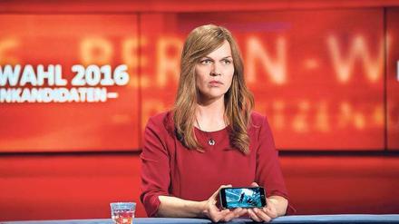 Mit allen Mitteln. Susanne Kröhmer (Anna Loos) geht mit einem kompromittierenden Handyvideo in den Wahlkampf um das Amt des Regierenden Bürgermeisters. 