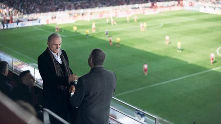 Wett-Paten unter sich: Aco Goric (Lazar Ristovski, links), Chef der serbischen Wettmafia, trifft im Stadion den Chef des türkischen Clans. 