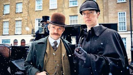 Für Sherlock-Holmes-Verfilmungen ist diese Garderobe an sich nicht ungewöhnlich. Für die „Sherlock“-Reihe mit Benedict Cumberbatch (re.) als Detektiv und seinen Partner Watson (Martin Freeman) schon, denn sie lösen ihre Fälle sonst in der Gegenwart.