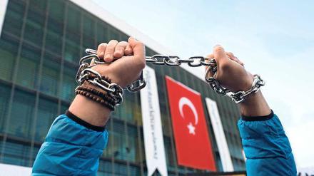 In Ketten? Journalisten in der Türkei müssen mit Haftstrafen rechnen