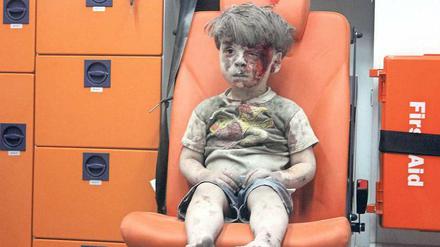 Gesicht des Krieges. Der fünfjährige Omran hat einen Bombenangriff in Aleppo überlebt. Sein Bild ging um die Welt. 