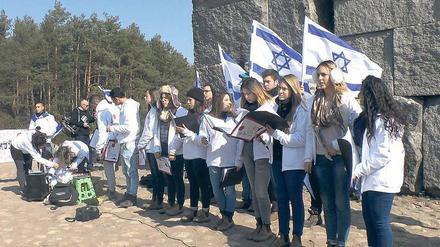 Jährlich machen sich 30 000 junge Israelis auf, um unter anderem die im heutigen Polen liegenden Arbeits- und Vernichtungslager der Nazis zu besuchen. Die dabei entstandenen Youtube-Videos sammelt das Projekt #Uploading_Holocaust. 