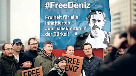 Solidarität mit Deniz Yücel. Der Korrespondent der „Welt“ wird seit Dienstag vergangener Woche von der Polizei in Istanbul festgehalten.