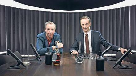 Qualm.  Olli Schulz (links) und Jan Böhmermann in der Kulisse ihres TV-Talks.