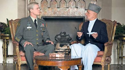 Leere Worte: US-General McMohan (Brad Pitt, l.) bekommt beim Kampf gegen die Taliban keine Unterstützung vom afghanischen Präsidenten Karsai (Ben Kingsley). 