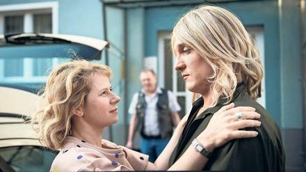 In der "Lindenstraße"-Episode vom 4. Juni muss Polizistin Nina (Jacqueline Svilarov, links) zum Auslandseinsatz im Kosovo. 
