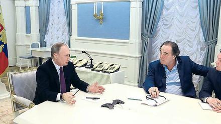 „Freuen Sie sich sich, mich wiederzusehen?“ Wladimir Putin (li.) und Oliver Stone haben sich über einen Zeitraum von fast zwei Jahren zu Interviews getroffen.
