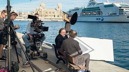 Marseille soll noch schöner werden. Gérard Depardieu (links auf der Bank) war schon in Staffel 1 der Politserie als Bürgermeister der südfranzösischen Hafenstadt das Zentrum der Netflix-Produktion. Das wird sich in der Fortsetzung nicht ändern. 
