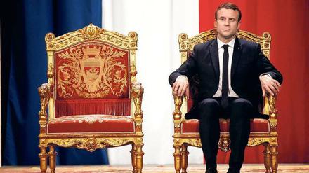 Monarchisch. Der französische Staatspräsident Emmanuel Macron liebt den großen Auftritt, Fragen von Journalisten liebt er weniger.