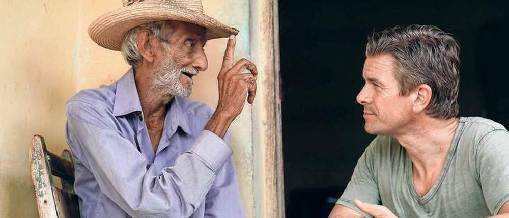Der 91-jährige Candido erzählt Markus Lanz (rechts) von den Revolutionswirren in Kuba vor beinahe 60 Jahren. 