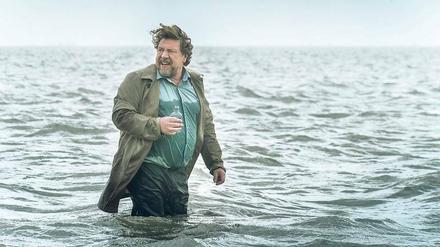Nordsee ist Mordsee. Fredo Schulz (Armin Rohde) ertränkt seine Trauer um Frau und Sohn im Alkohol und wartet darauf, dass die Wellen über ihm zusammenschlagen. 