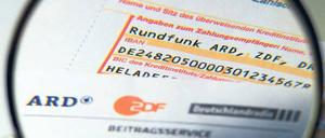 Unter der Lupe. ARD, ZDF und Deutschlandradio nehmen jährlich 8,1 Milliarden Euro über den Rundfunkbeitrag ein. Höhe und Verwendung sind strittig.