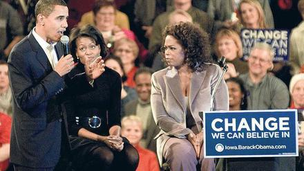 Wiedererkennungswert. US-Talkmasterin Oprah Winfrey (rechts) mit dem damaligen demokratischen Präsidentschaftskandidaten Barack Obama und Frau Michelle.