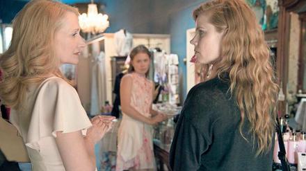 Alles auf Anfang? Camille (Amy Adams, rechts) kehrt in das Haus ihrer Jugend zurück. Ihre Mutter Adora (Patricia Clarkson, links) wartet schon.