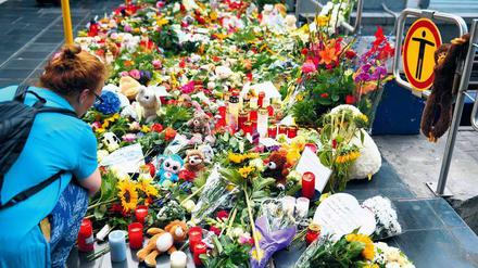 Opfer, nichts anderes. Im Frankfurter Hauptbahnhof legen Passanten Blumen nieder für den achtjährigen Jungen, der aufs Gleis gestoßen und vom ICE überrollt wurde. 
