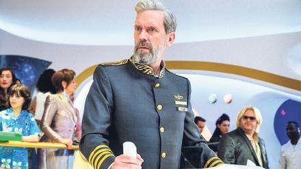 Traumschiff-Kapitän Ryan Clark (Hugh Laurie) muss die Passagiere auf dem Raumkreuzer „Avenue 5“ ständig bei Champagnerlaune halten