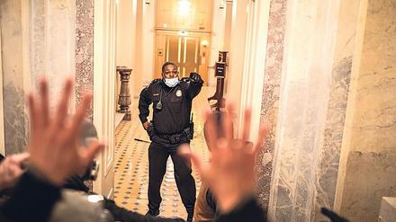 Irreal wie eine Zombie-Apokalypse: Ein Kapitol-Polizist versucht, eine Gruppe von Demonstranten an der Stürmung des Plenarsaals zu hindern. 