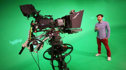 Wie sehen die Nachrichten-Formate von morgen aus? "heute+"-Moderator Daniel Bröckerhoff spricht in eine Studio-Kamera in der Greenbox