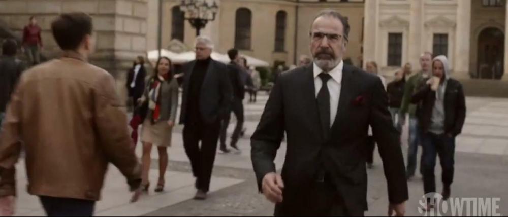 CIA-Agent Saul Berenson läuft in der Serie "Homeland" über den Gendarmenmarkt