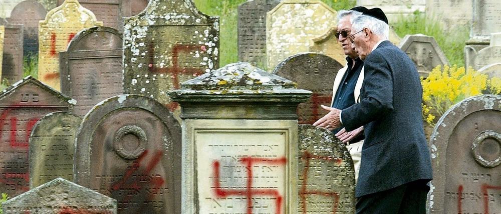 Der Antisemitismus ist global. Hier wurden Gräber auf einem jüdischen Friedhof im französischen Herrlisheim nahe Colmar geschändet. 