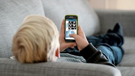 Anfangs sind es die Smartphones der Eltern, spätestens im Alter von zwölf Jahren gehören die Internet-Handys zur Grundausstattung der Kinder. 