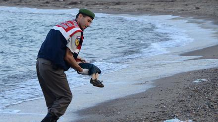 Ein syrisches Kind liegt tot am Strand von Bodrum (Türkei).