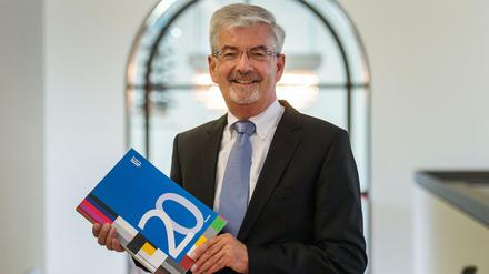 Der Vorsitzende der Kommission zur Ermittlung des Finanzbedarfs der Rundfunkanstalten (KEF), Heinz Fischer-Heidlberger, hält den 20. Bericht der Kommission in Mainz in seinen Händen. 