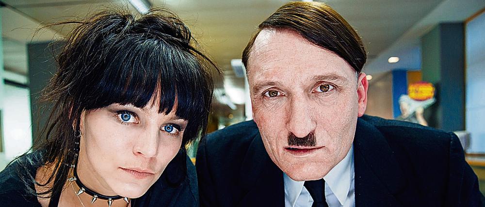 Franziska Wulf als Fräulein Krömeier und Oliver Masucci als Hitler im Kinofilm "Er ist wieder da".