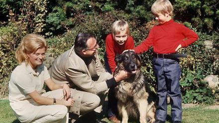 War einmal eine Familie. Hannelore Kohl, Helmut Kohl und die beiden Söhne Walter (zweiter von rechts) und Peter. 