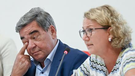 Im Hauptausschuss des Brandenburger Landtages: Hagen Brandstäter, geschäftsführender Intendant des RBB, und Dorette König, amtierende Verwaltungsratschefin des RBB. 