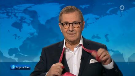 Jan Hofer legt nach seiner letzten Nachrichtensendung die Krawatte ab.