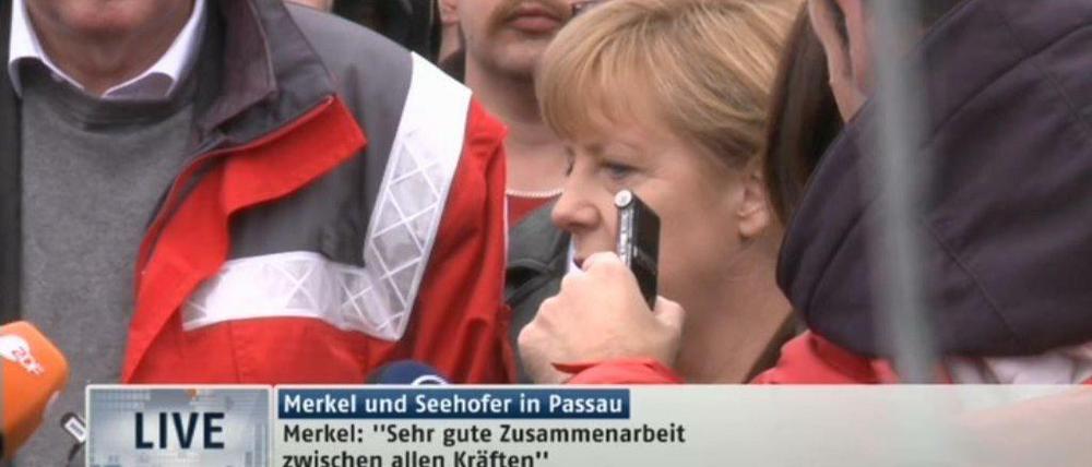 Angela Merkel verschafft sich in Passau ein Bild von den Hochwasserschäden.