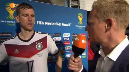 Nach dem zähen Sieg gegen Algerien reagiert Per Mertesacker genervt auf die Fragen von ZDF-Reporter Boris Büchler.