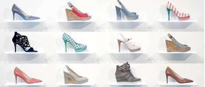 Eine Auswahl kühl präsentierter Damenschuhe, vor allem High-Heels mit auffälligen Mustern.