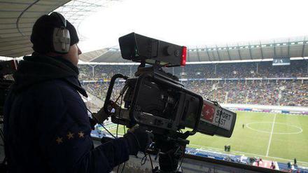 Nicht mehr Fußball im Fernsehen, aber mehr Anstoßzeiten für eine bessere TV-Vermarktung, will die DFL