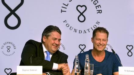 Verstehen sich gut: Vizekanzler und SPD-Chef Sigmar Gabriel ist Beirat in der Stiftung von Schauspieler Til Schweiger (r.). 
