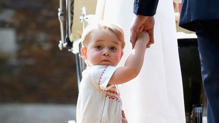 Prinz George ist ein beliebtes Fotomotiv, wie hier bei einem offiziellen Termin. Paparazzi dringen aber zunehmend in die Privatsphäre des Zweijährigen ein. 