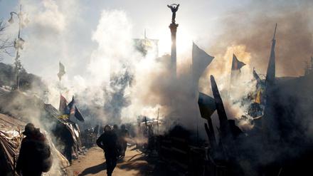 Tage des Aufruhrs. Demonstranten lassen den Maidan in Rauchschwaden verschwinden. In der Ukraine begann eine neue Zeitrechnung. Auch für Hromadske TV war die Zeit prägend. Der Sender ging an den Start und wurde zum Sprachrohr des Euromaidan.