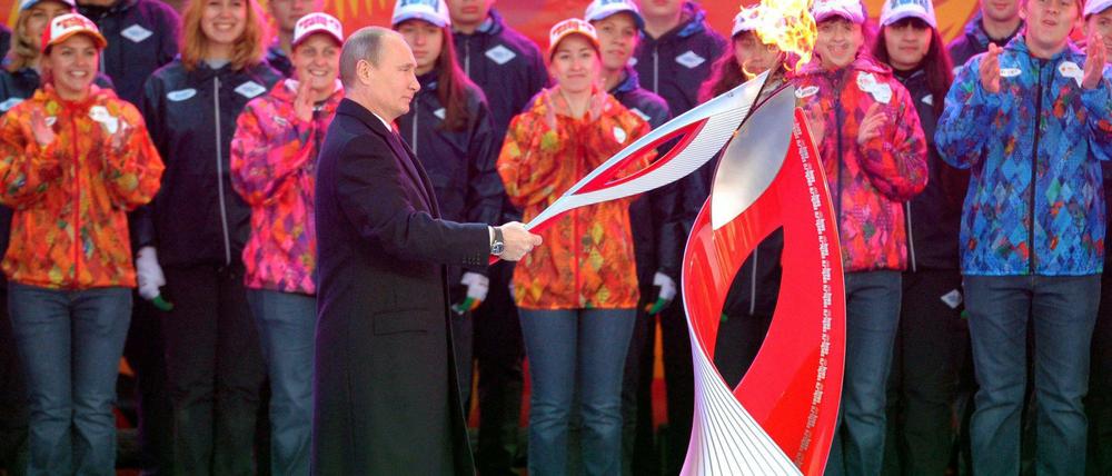 Wärmt sich am Olympischen Feuer: Russlands Staatspräsident Wladimir Putin.