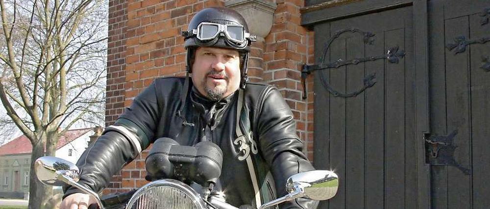 Ein Hells Angel ist Ralf Schwieger sicher nicht. Der Geistliche fährt mit dem Motorrad zwischen seinen sieben Gemeinden in Brandenburg hin und her. "Der Landpfarrer" ist eine von 20 Episoden der Dokumentationsreihe "20 x Brandenburg".